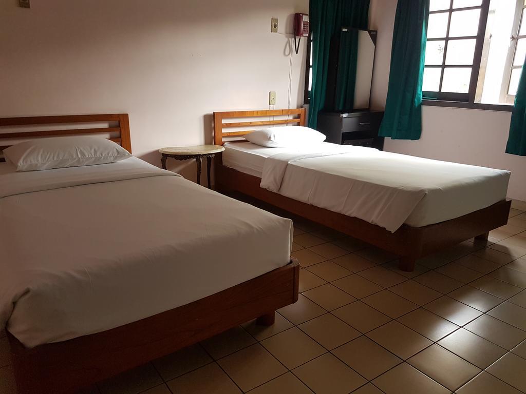 Peye Guesthouse Malang Exterior foto