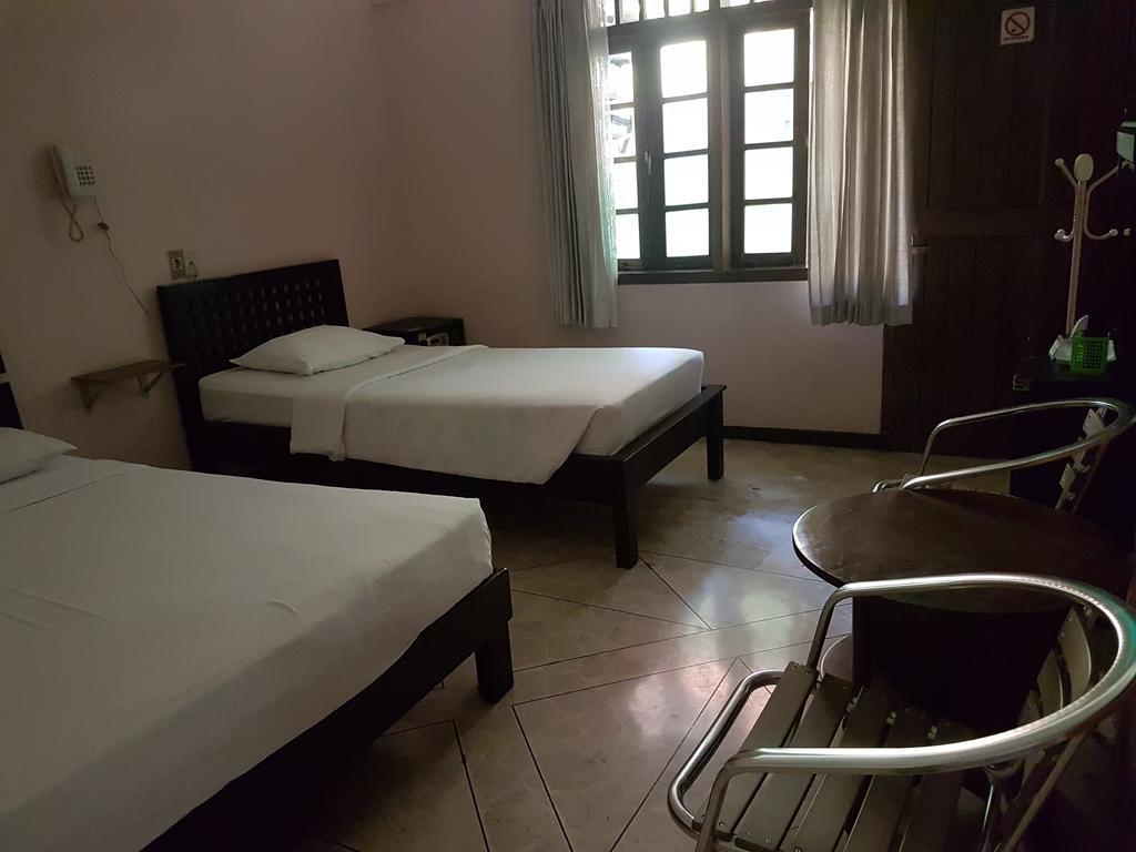 Peye Guesthouse Malang Exterior foto